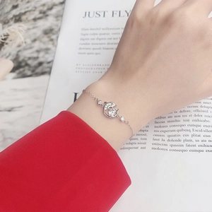 Bracelet en argent sterling 925 avec lune, étoile et zircon au poignet d'une femme