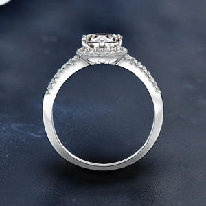 Bague halo classique en argent 925 moissanite 1 carat avec accents de diamants