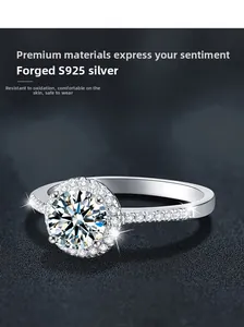 Vue macro de la bague en argent S925 avec moissanite ronde halo et effet de scintillement