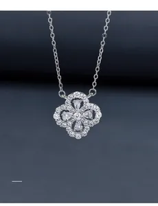Détail macro du pendentif trèfle en argent S925 avec moissanite 3EX à 58 facettes