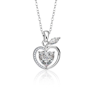 Collier pendentif pomme en argent S925 avec moissanite cœur sur fond blanc