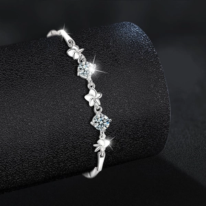 S925 sterling silver four-leaf clover bracelet with sparkling moissanite stones