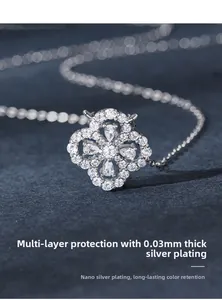 Macro d'un pendentif trèfle en argent avec placage nano 0,03mm et zircons brillants