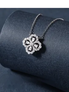 Vue détaillée du pendentif trèfle à quatre feuilles en argent S925 et moissanite poire