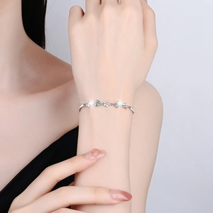 Elegant S925 sterling silver four-leaf clover bracelet with sparkling moissanite stones