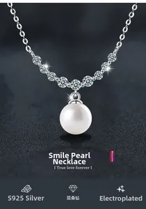 Vue macro du collier de perles en argent S925 avec moissanites en forme de sourire