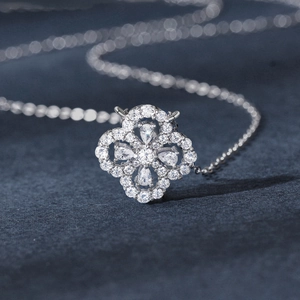 Collier trèfle en argent sterling S925 avec pendentif moissanite sur fond bleu foncé texturé