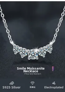Vue macro du collier sourire en argent S925 serti de cinq pierres brillantes en moissanite
