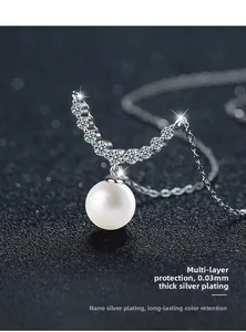 Détail macro du collier de perles argenté avec pendentif lune zircone et placage 0,03 mm