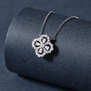 Collier trèfle à quatre feuilles en argent 925 avec pierres de moissanite brillantes