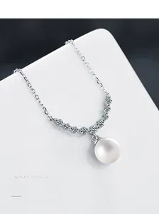 Détail macro du collier en argent S925 avec une grande perle et de la moissanite brillante