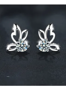 Détail de boucles d'oreilles papillon en argent s925 avec moissanite sur fond noir