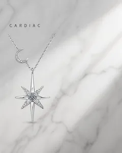 Dettaglio del ciondolo a stella e luna in moissanite e argento S925 su una collana