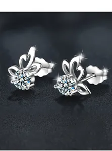 Gros plan de boucles d'oreilles papillon en argent avec pierre de moissanite ronde