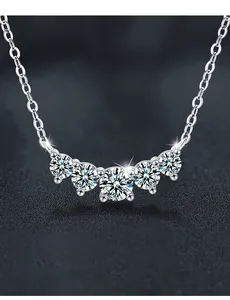 Gros plan d'un collier en argent S925 avec cinq moissanites taille 3EX disposées en arc