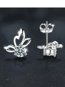 Vue macro de boucles d'oreilles papillon en argent S925 avec pierre de moissanite brillante