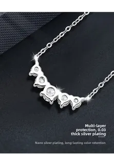 Détail du collier en argent S925 avec pendentif incurvé en moissanite et placage nano