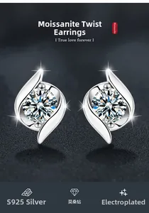 Détail macro des boucles d'oreilles moissanite en argent S925 avec motif de feuilles