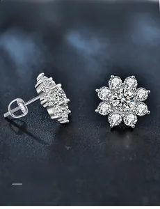 Détail de boucles d'oreilles tournesol en argent avec moissanite 3EX et fermoir à vis