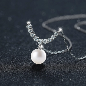 Collier élégant en argent s925 avec pendentif en moissanite et perle blanche raffinée