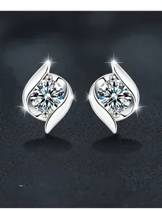 Détail macro du clou d'oreille en argent S925 avec moissanite taille brillant rond 3EX