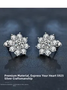 Gros plan sur les boucles d'oreilles tournesol en argent S925 avec pierres moissanite