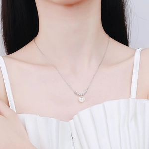 Collier minimaliste en argent S925 avec perle et pendentif sourire en moissanite pour femme