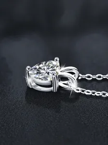Macro-opname van S925 sterling zilveren hart moissaniet hanger met driepoot zetting