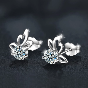 Élégantes boucles d'oreilles papillon en argent 925 et moissanite taille brillant