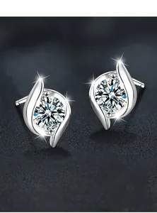 Détails des boucles d'oreilles moissanite S925 montrant le placage argent 0,03