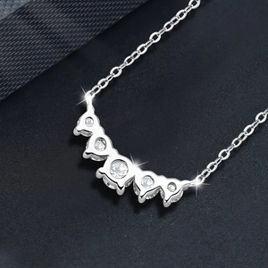 Collier sourire élégant en argent S925 avec cinq zircons étincelants en dégradé