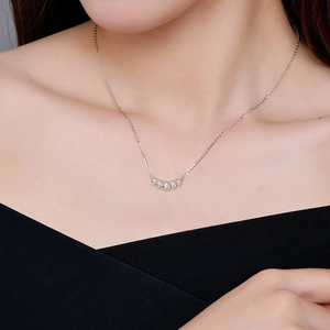 Élégant collier sourire en argent sterling S925 avec cinq pierres moissanite sur mannequin