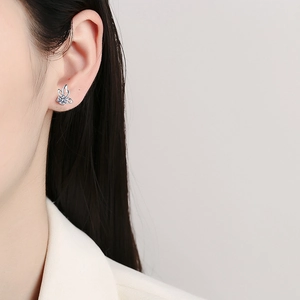 Élégantes boucles d'oreilles lapin en argent S925 avec pierres en moissanite