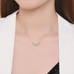 Collier sourire en argent S925 avec cinq pendentifs en moissanite ronde graduée