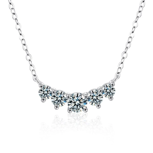 Élégant collier sourire en argent sterling S925 avec cinq pierres de moissanite