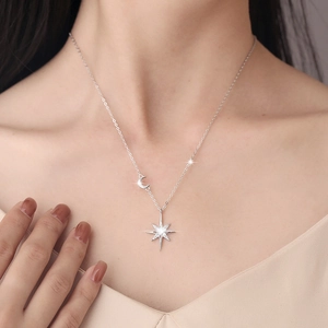 Elegante collana in argento S925 con stella e luna in moissanite indossata