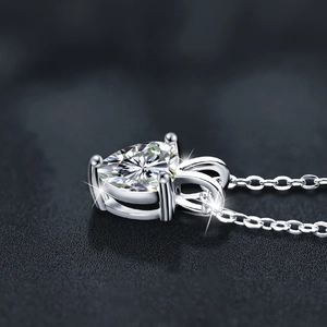 Peergeslepen moissanite ketting van S925 sterling zilver met een drie-klauw zetting