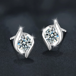Élégantes boucles d'oreilles S925 en argent sterling et moissanite avec détails en feuilles