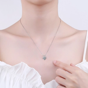 Elegante s925 zilveren ketting met hartvormige moissanite hanger op een model