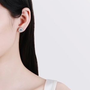 Boucles d'oreilles tournesol en argent S925 avec moissanite portées par un mannequin