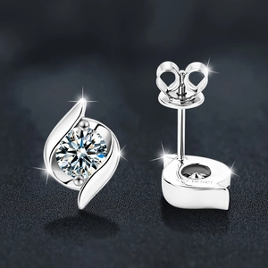 Boucles d'oreilles élégantes en argent S925 avec moissanite et design halo tourbillon