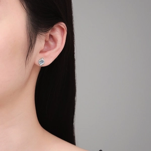 Élégantes boucles d'oreilles en argent 925 avec moissanite et design en spirale