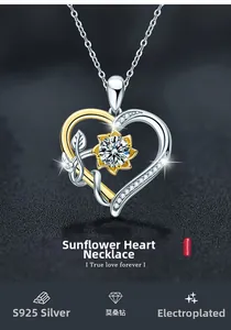 Dettaglio della collana cuore girasole in argento S925 con moissanite e finitura bicolore