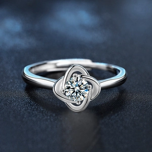 Adjustable S925 sterling silver four-leaf clover ring with moissanite center stone