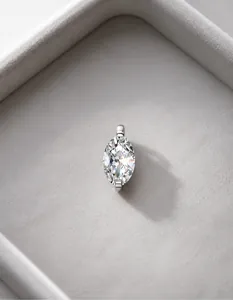 Détail macro du pendentif en moissanite taille marquise sur un collier en argent fin
