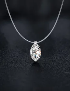 Vue macro d'un pendentif en moissanite ovale sur un collier en fil invisible
