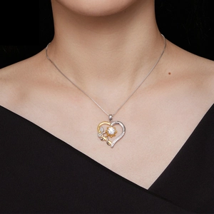 Collana cuore girasole in argento S925 con moissanite scintillante su modella