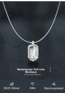 Gros plan d'un pendentif en moissanite taille émeraude S925 sur fil de pêche invisible