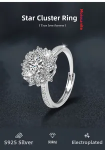 Vue détaillée du dessus de la bague fleur en argent S925 avec des moissanites