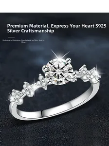 Dettaglio anello a corona in argento S925 con accenti di diamanti a forma di stella